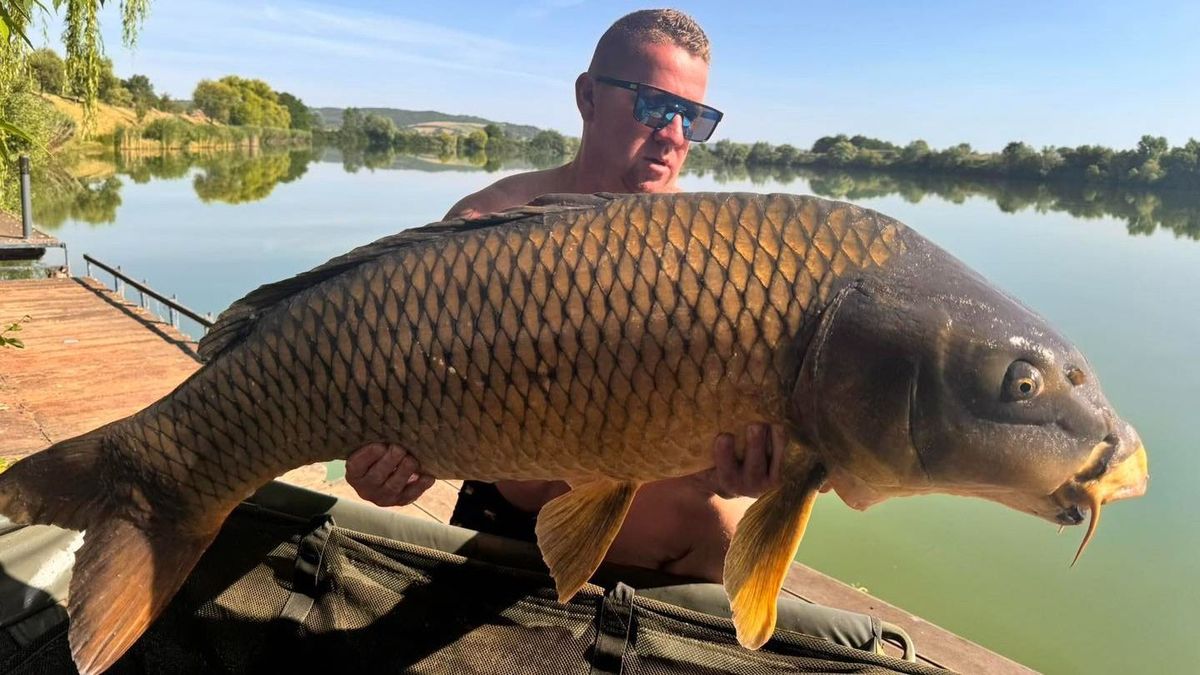 Somlyai József és a kifogott gyönyörű ponty