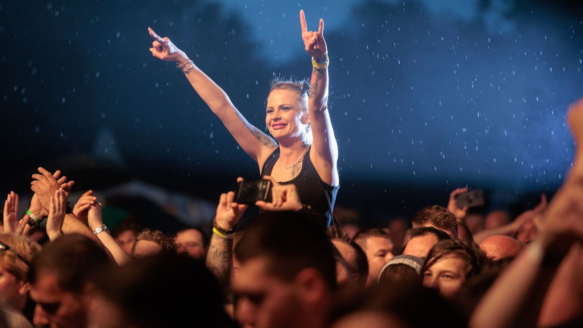 Szakadó esőben is „telt házas” koncertet nyomott a Tankcsapda a legújabb gitárosával Kazáron (fotók, videó)