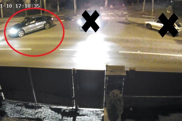 A rendőrség kamerafelvételén látható a szóban forgó autó, ami a balesetet okozta szabálytalankodásával