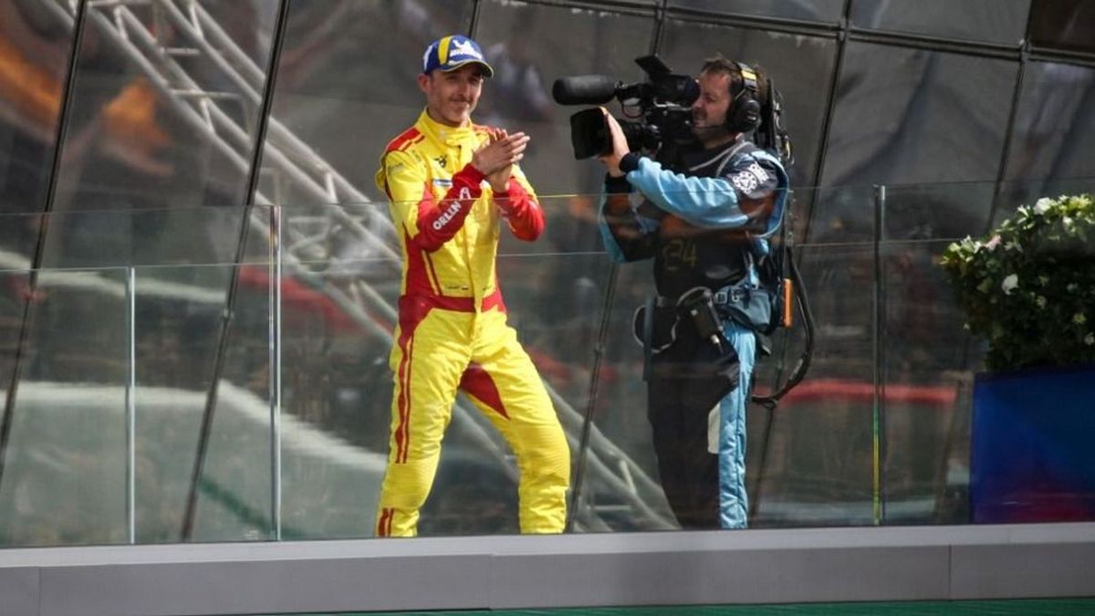 Robert Kubica a Le Mans-i 24 órás verseny dobogóján ünnepli történelmi győzelmét a #83-as privát Ferrari volánja mögött. A lengyel pilóta példátlan kitartásról és vezetői bátorságról tett tanúbizonyságot, hiszen 35 óra ébrenlét után vezette be a célba a győztes hiperautót. A pillanat nemcsak sporttörténelem, hanem emberi erőről és alázatról szóló tanítás is.