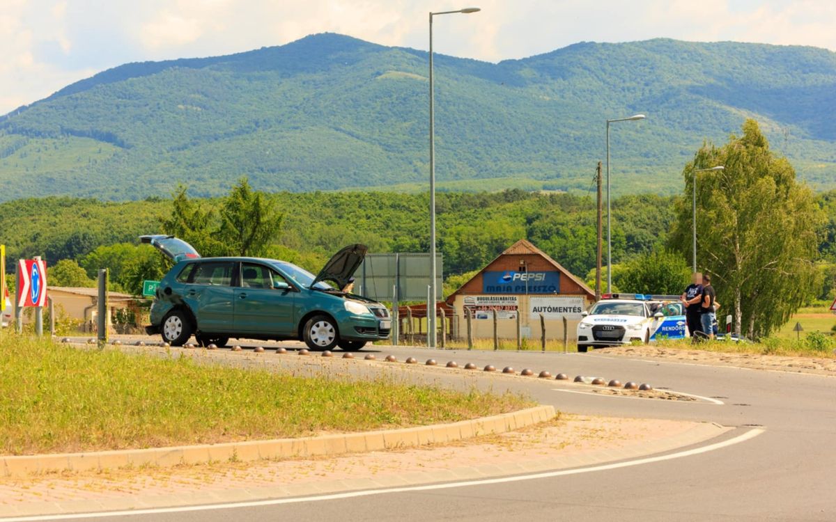 Baleset történt vasárnap a 21-es főúton, a mátraszőlősi körforgalomnál