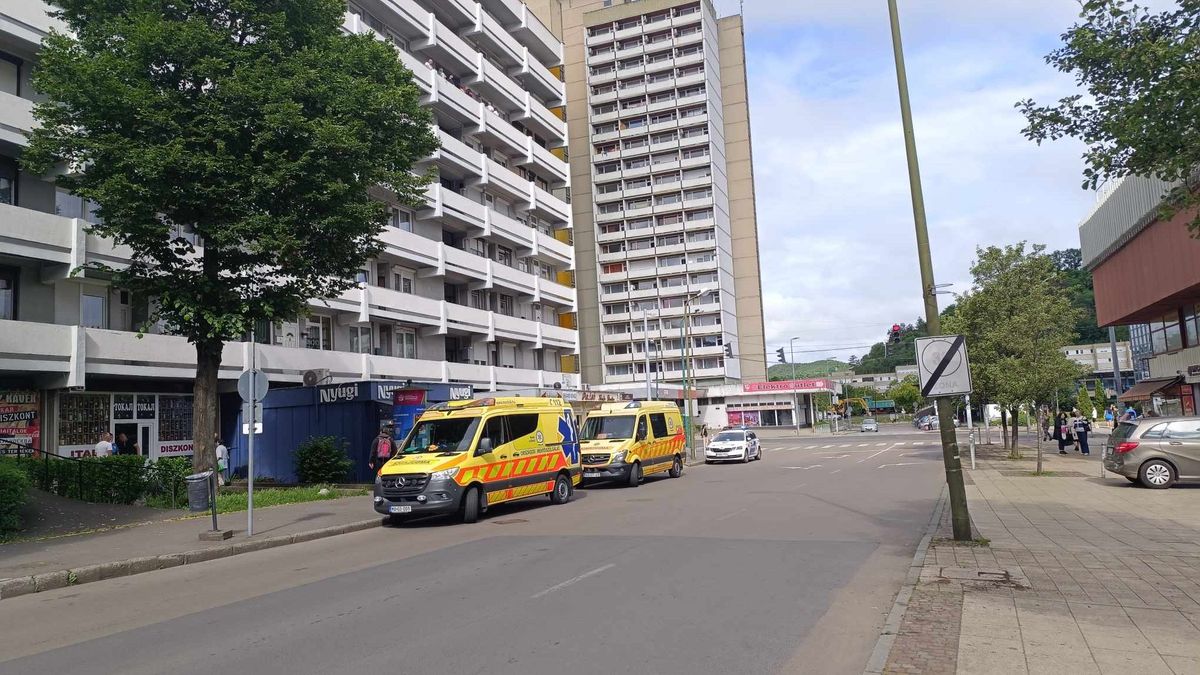 Rendőrök lepték el Salgótarján egyik utcáját, több mentő is érkezett