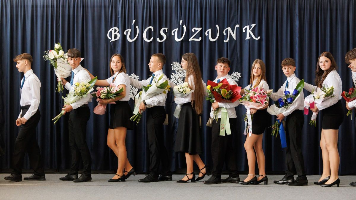 A ballagást áldás, közös ima és díjak átadása is színesítette