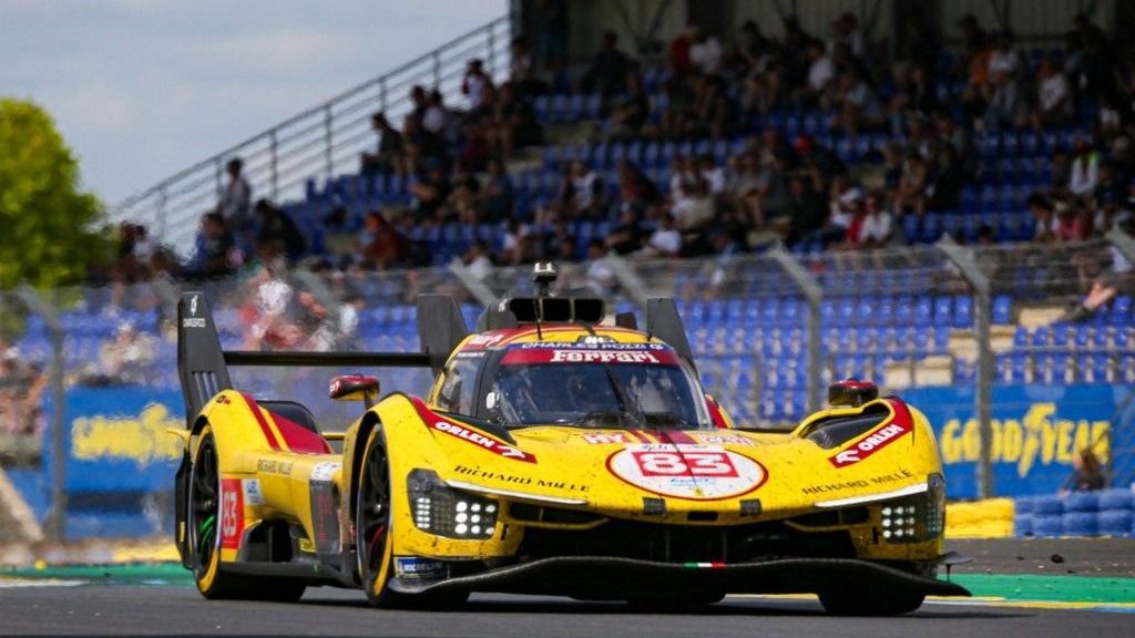 A sárga 83-as rajtszámú AF Corse Ferrari 499P a Le Mans-i pálya aszfaltján száguld a győzelem felé. Ez volt az első alkalom 2005 óta, hogy egy privát csapat nyerte meg az összetett versenyt, és az első, hogy ilyen magas rajtszámú autó került a dobogó legfelső fokára. Robert Kubica, a hőssé vált pilóta 4,5 órás zárószakasszal biztosította a diadalt.