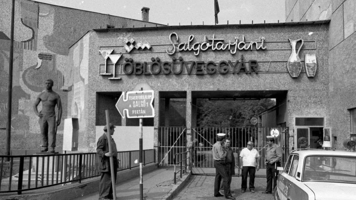A Salgótarjáni Öblösüveggyár bejárata 1982-ben