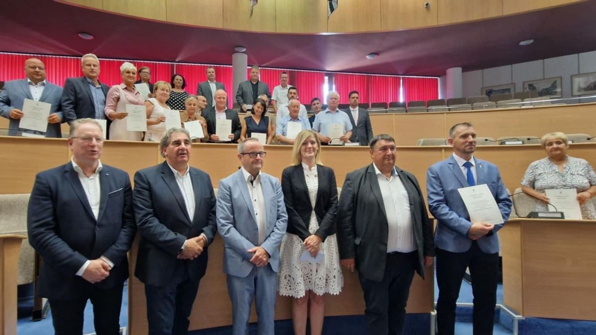 A keleti- és a dél-nógrádi települések vezetői a napokban átvették a Versenyképes Járások Program támogatói döntéseit dr. Szabó Sándor főispántól, Balla Mihály és Becsó Zsolt országgyűlési képviselőktől és Skuczi Nándor vármegyei közgyűlési elnöktől.