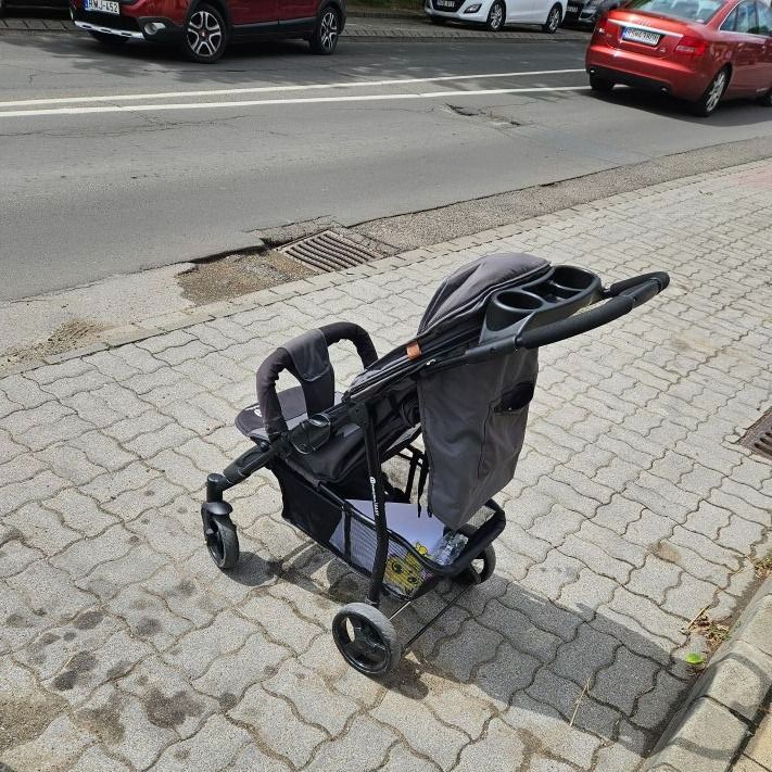 A magára hagyott babakocsira a főút melletti parkolóban lettek figyelmesek