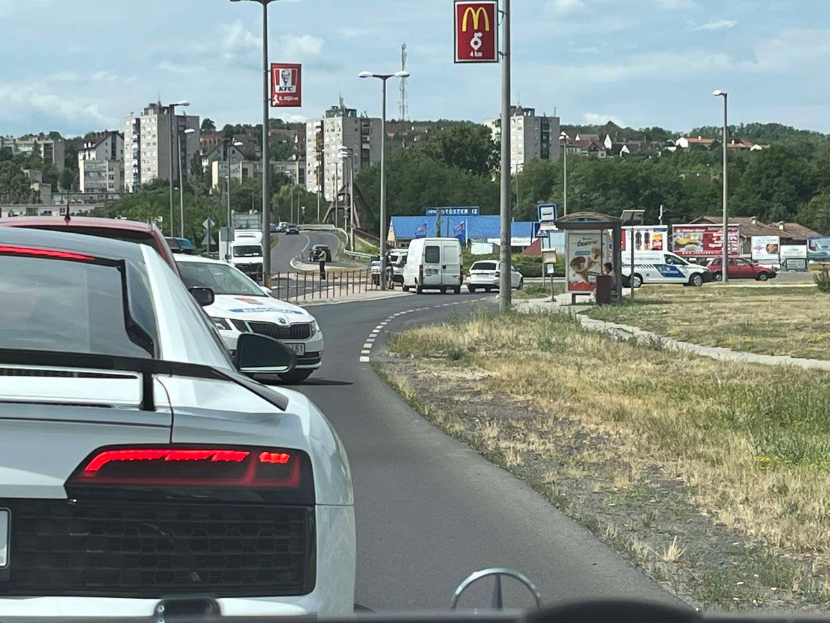 Ráfutásos baleset történt a salgótarjáni Tesco közelében