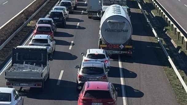 A baleset miatt 4 km-es már torlódás az M3-as autópálya érintett szakaszán