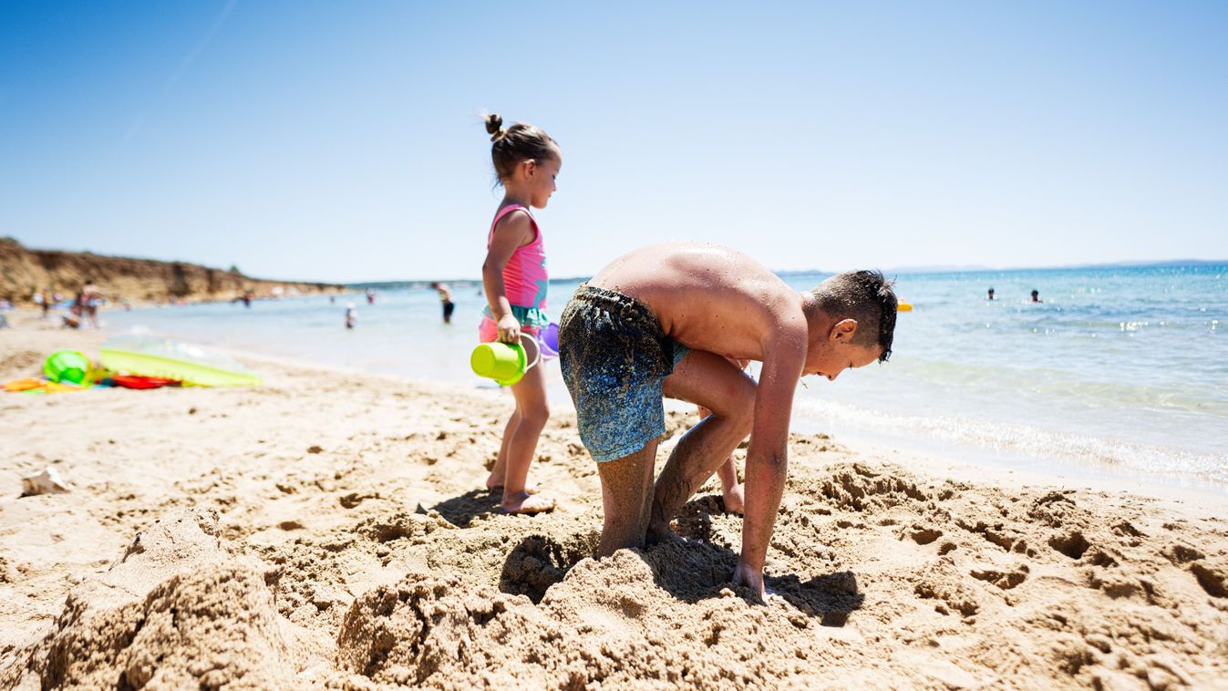Meghalt egy 17 éves római fiú, miután ráomlott a saját kezével ásott homokgödör a strandon