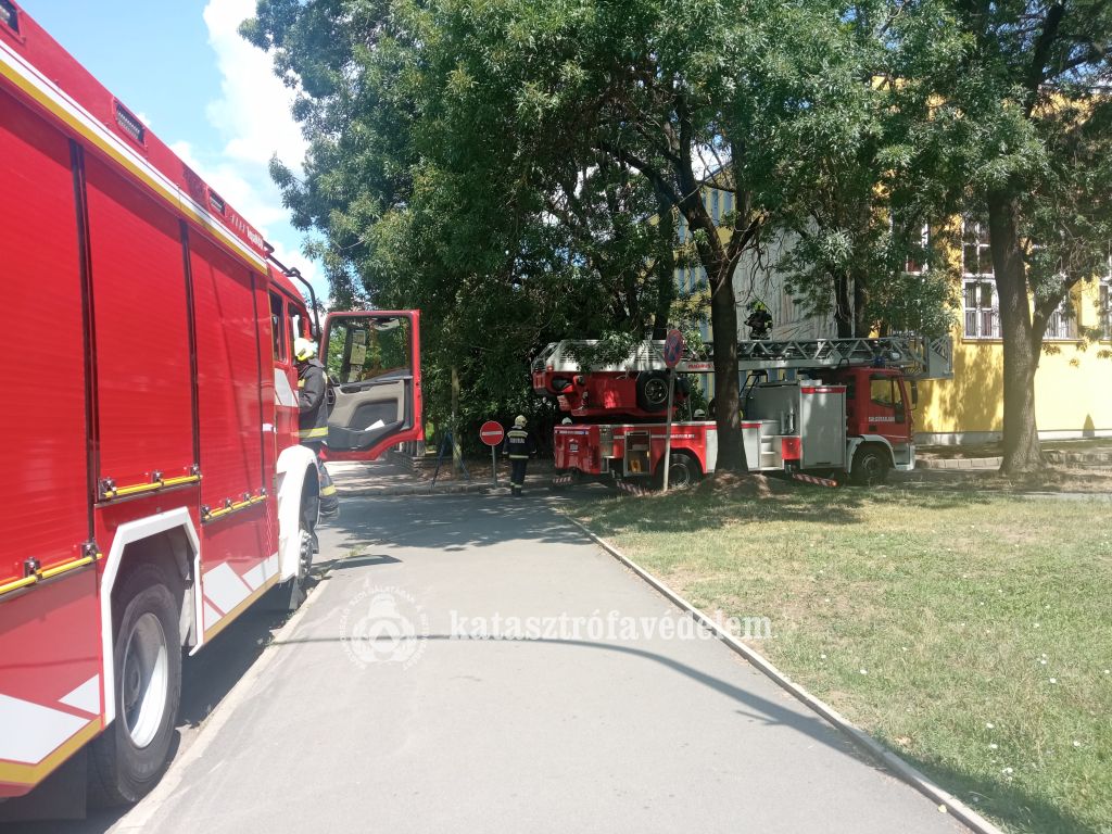 A salgótarjáni mentőállomáshoz vonultak a tűzoltók