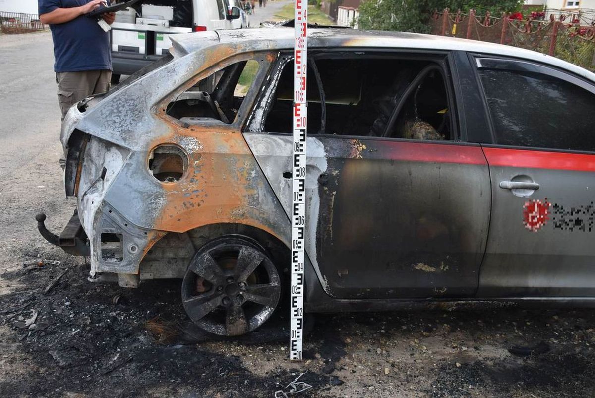 A céges autó minden éjszaka a családi házból kialakított iroda előtti közterületen parkolt