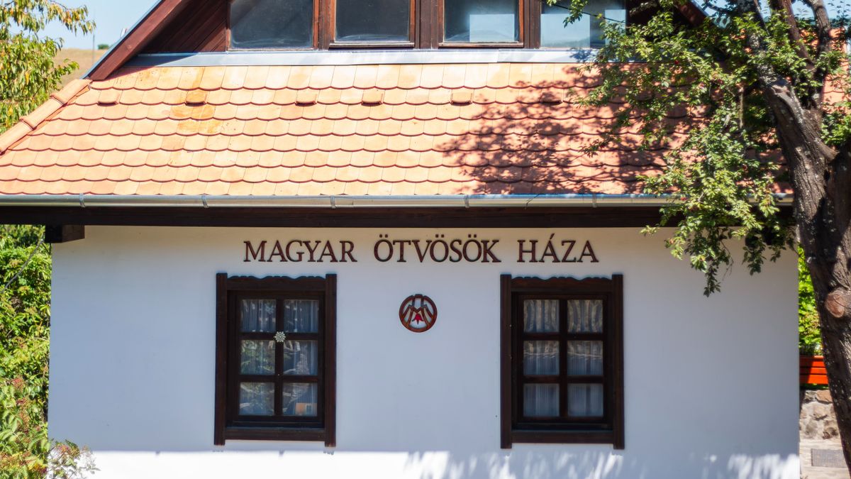 A Magyar Ötvösök Háza Hollókőn – az aranyművesség és hagyományőrzés otthona a világörökségi faluban.