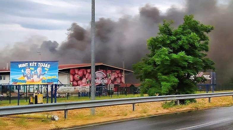 Az ország legnagyobb piacán hatalmas füst terjeng, a banánérlelő környékén csaptak fel először a lángok