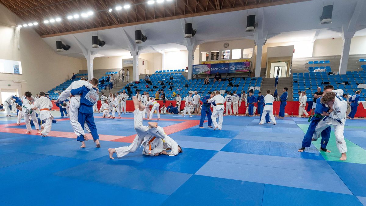 Rengeteg cselgáncsozó gyakorol a salgótarjáni sportcsarnokban