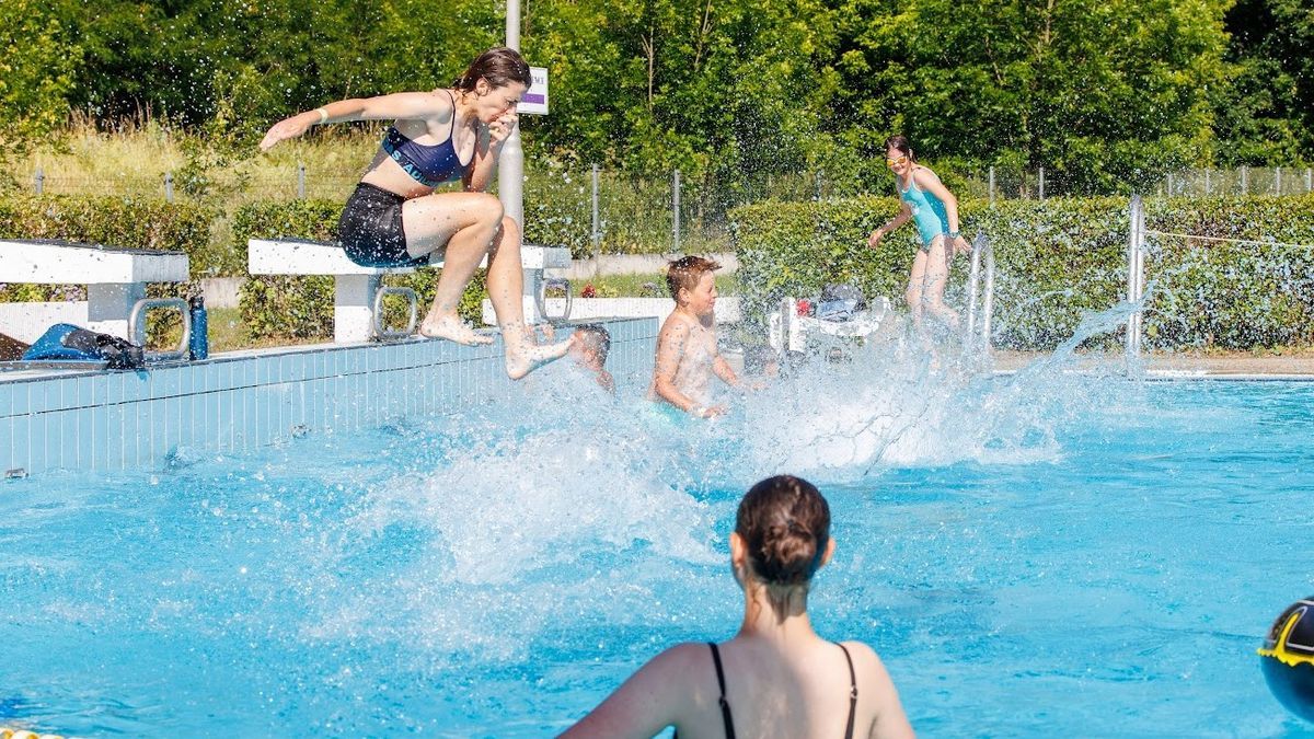 Gyerekek strandolnak nyáron és ugrálnak be a medencébe