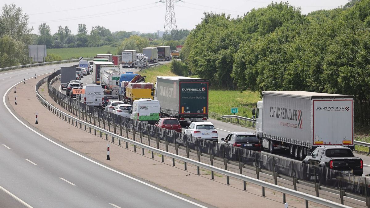 Egy autó motortere gyulladt ki az M3-as autópálya mezőkövesdi szakaszán