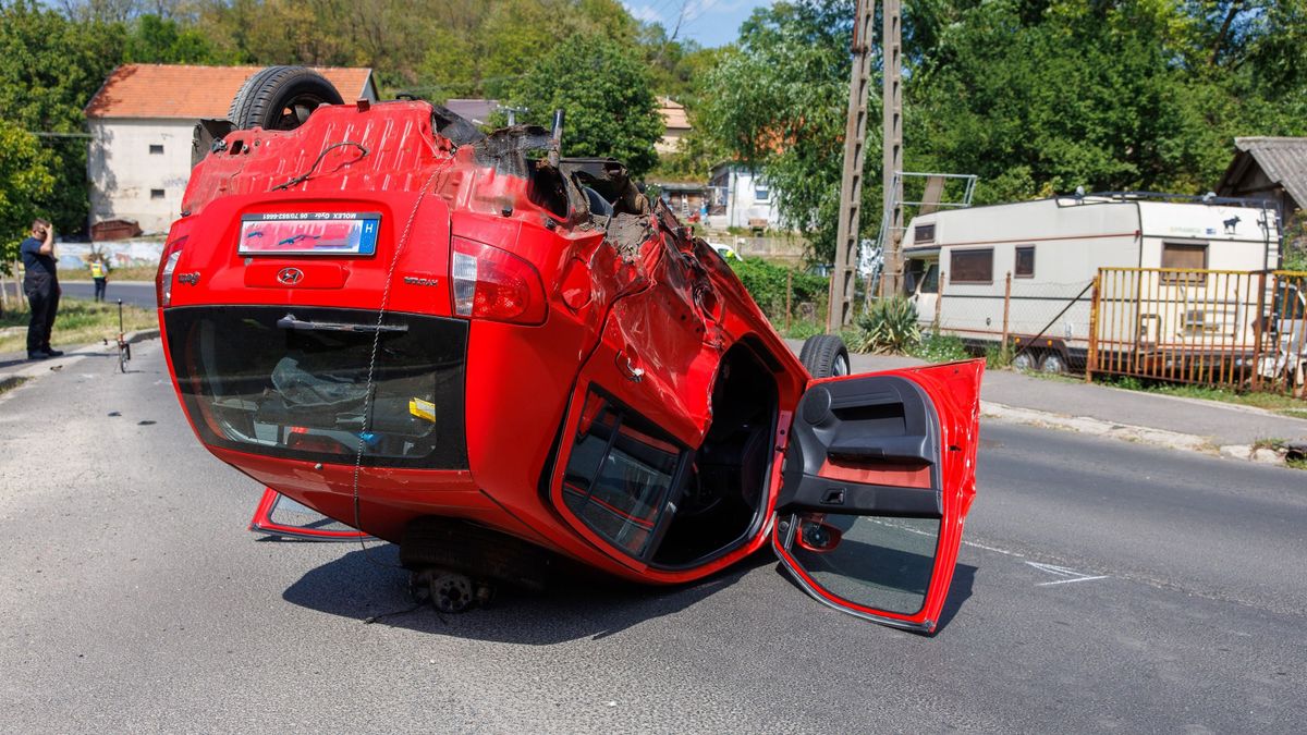 Frontálisan karambolozott két autó Salgótarjánban – helyszíni fotókkal, videóval