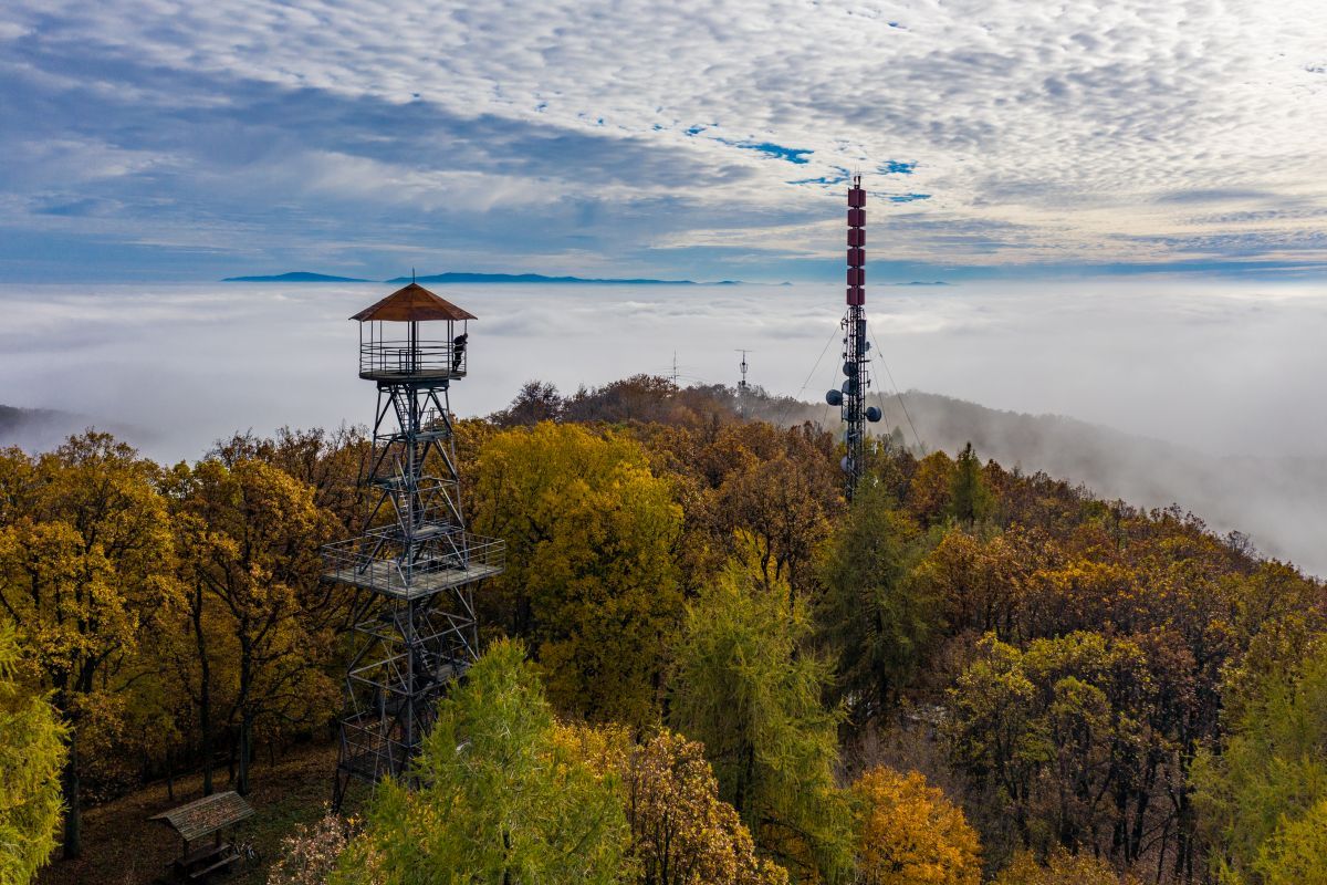 Sűrű ködfátyolban is lehet gyönyörködni a Karancs csúcsán lévő Ruzsik-kilátóból