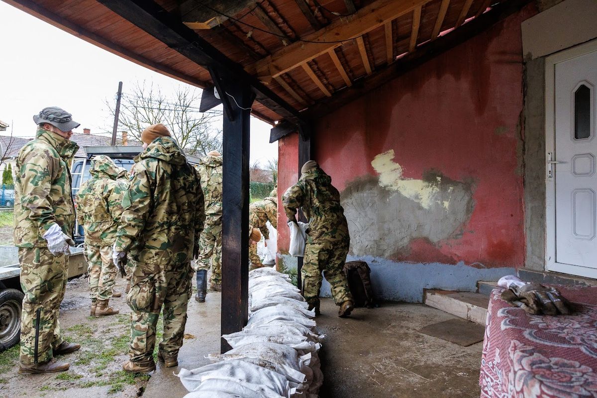 Szakemberek és önkéntesek segítik a védekezést Ipolytarnócon, lakóházakba tört be az Ipoly