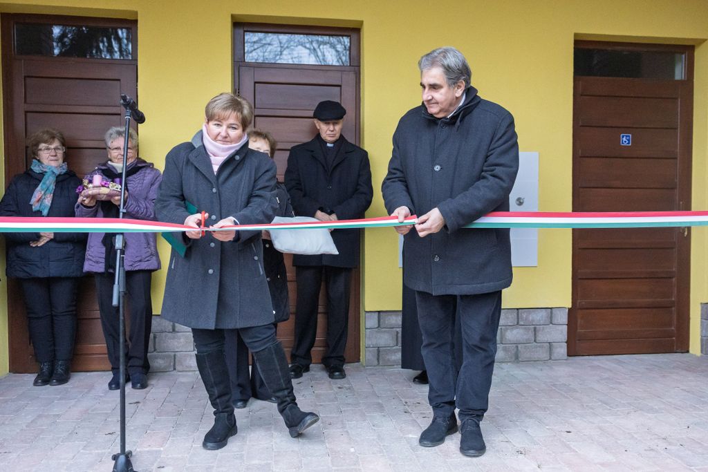 A piac megnyitását a nemzetiszínű szalag átvágása jelképezte