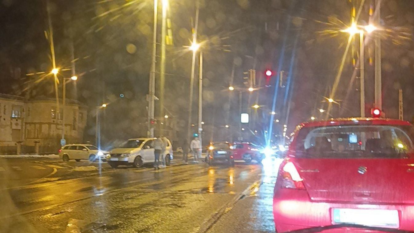 Baleset történt Salgótarján forgalmas kereszteződésében Kép