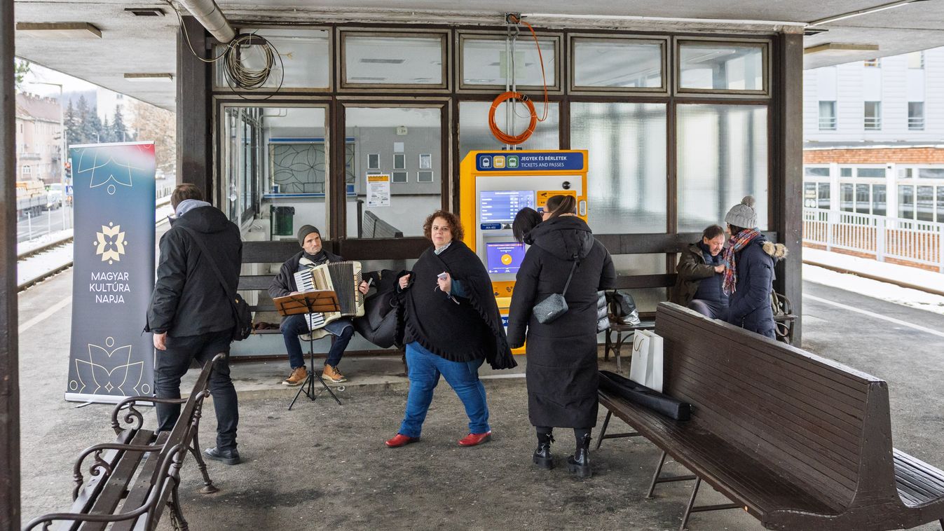 Salgótarjánban is szólt az utcazene – ezért állítottak meg mindenkit a vasútállomáson (fotók, videó) Kép