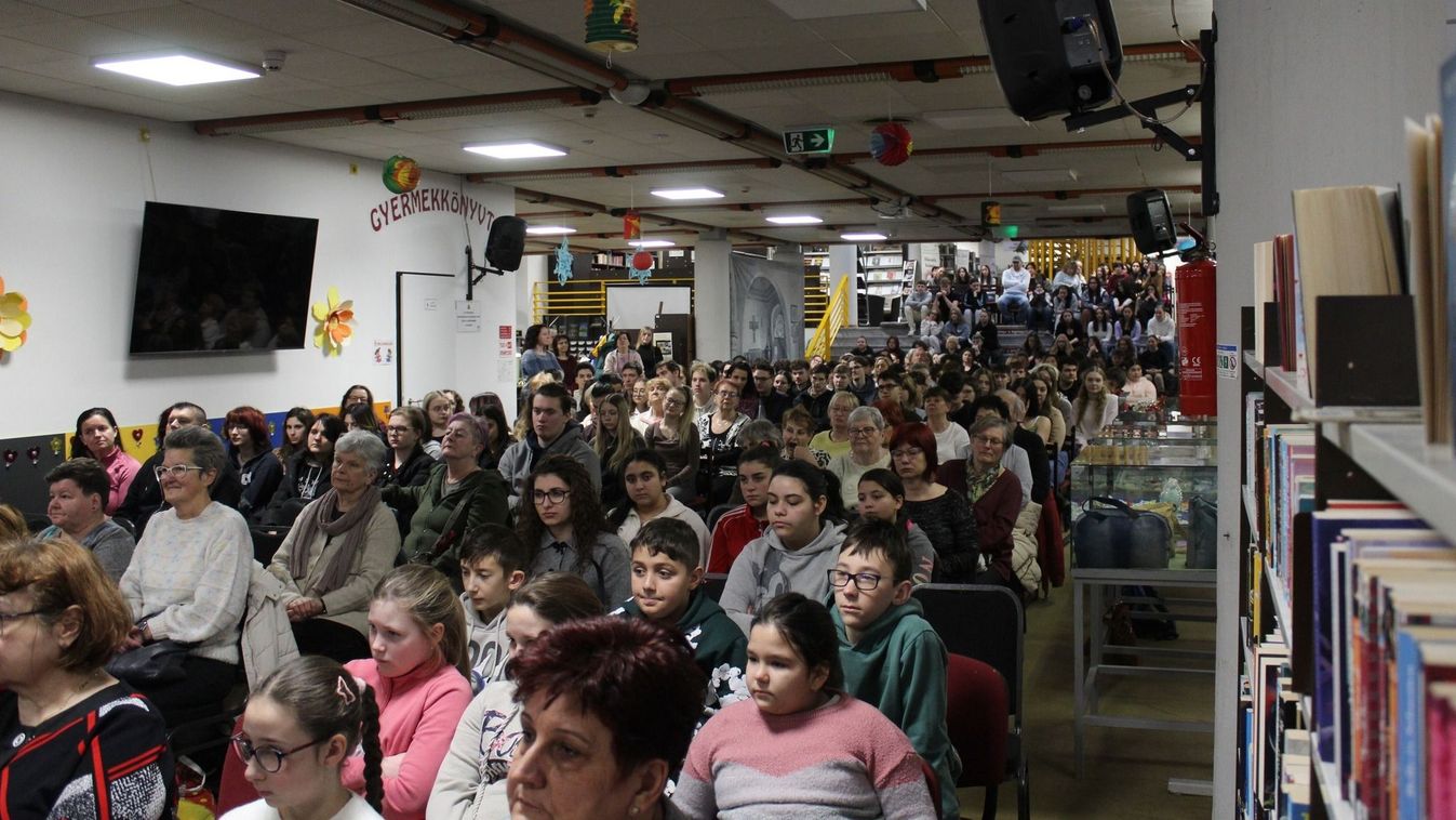 Megtöltötte a népszerű zenekar a salgótarjáni könyvtárat! Volt, akinek csak a  lépcsőn maradt hely! Kép