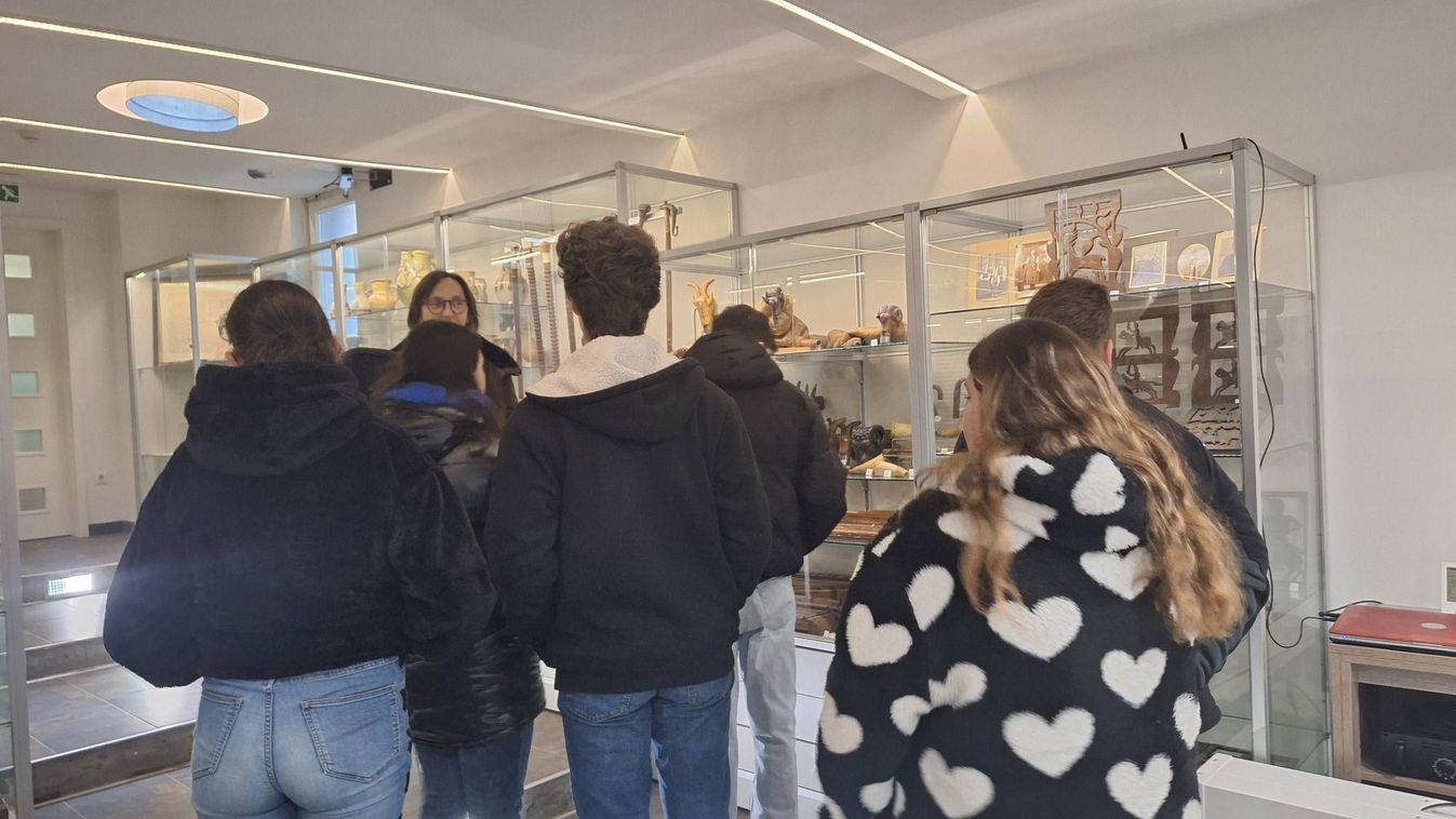 Időutazás a „nagy palóc” nyomában: Mikszáth-emléktúrán jártak a gyarmati diákok