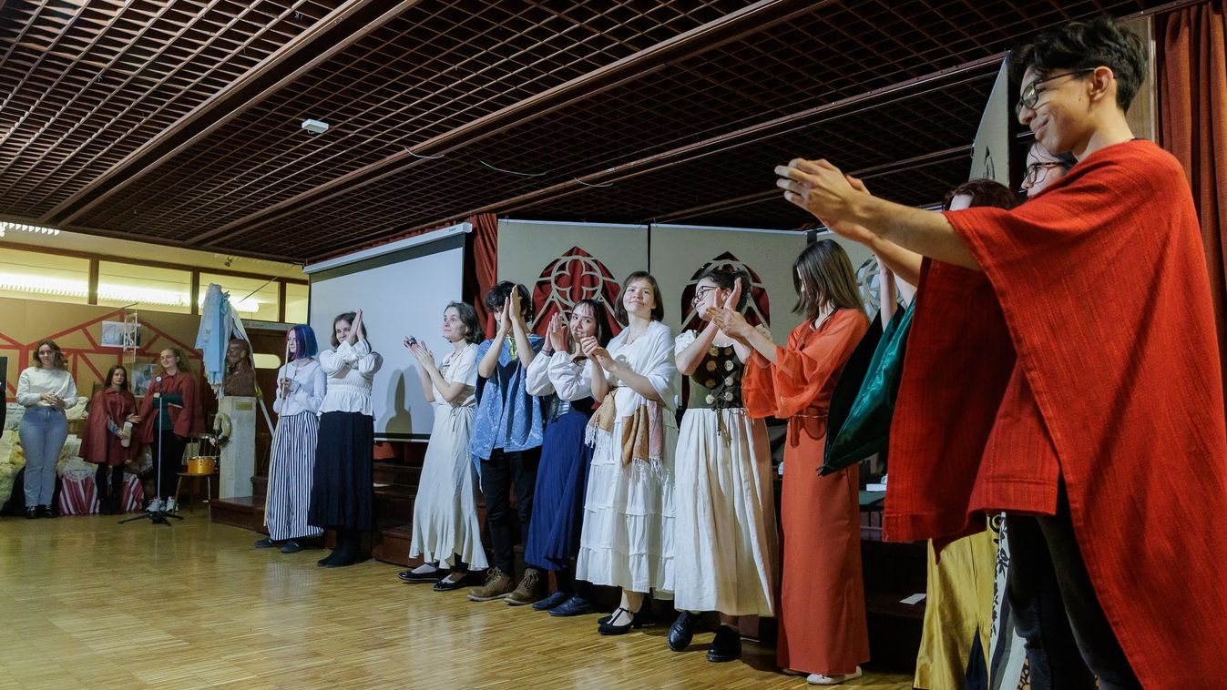 Középkori várossá alakult a salgótarjáni gimnázium (fotók, videó)