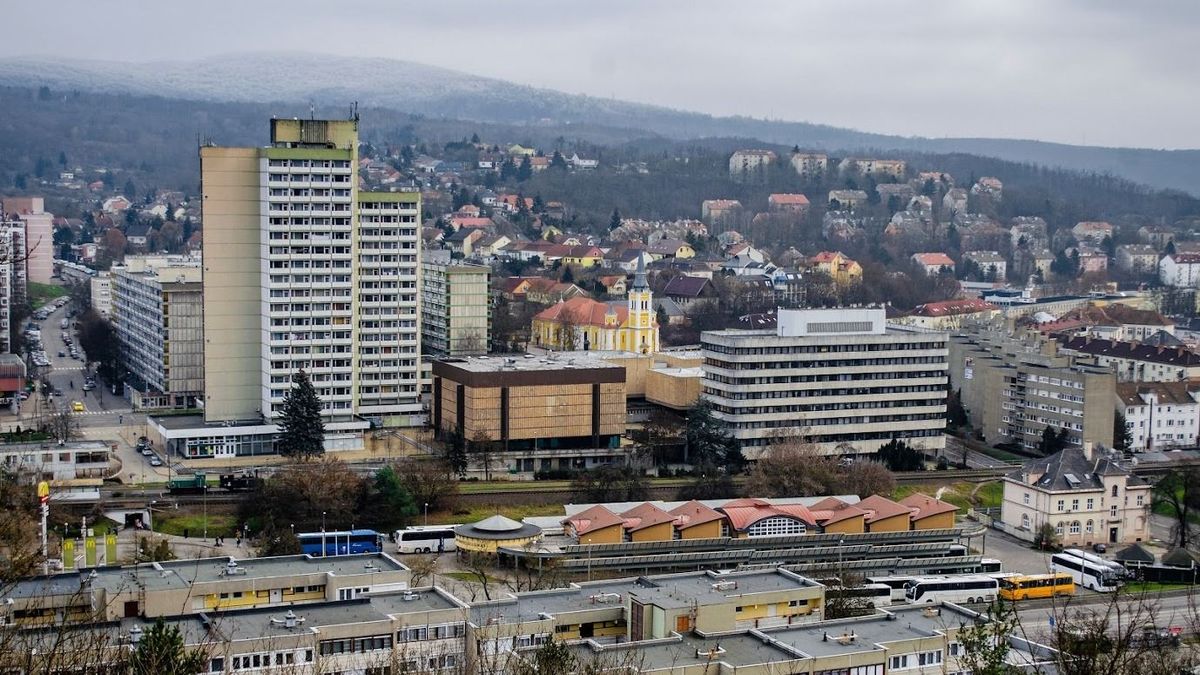 Ismeretlen holttestre bukkant a rendőrség Salgótarjánban