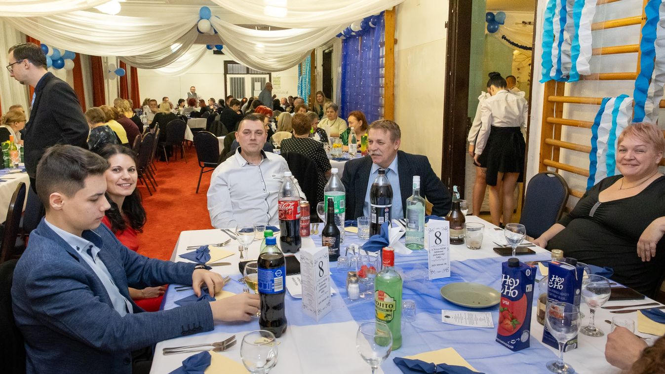 Angolos elegancia ragyogja be a báltermet a salgótarjáni középiskola...