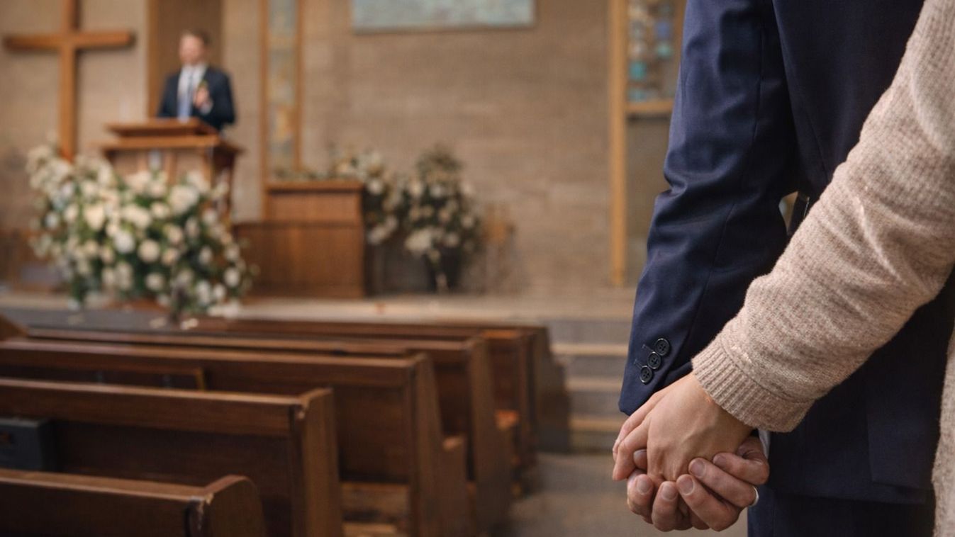 Áldással köszöntik a házaspárokat Ősagárdon Kép