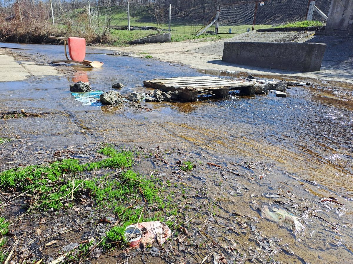 A terület egyre inkább illegális szemétlerakó benyomását kelti a patakmederbe dobált hulladék miatt